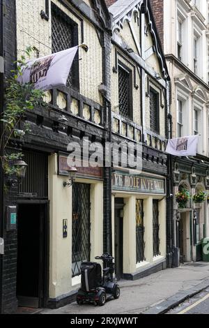 YE Hole in YE Wall, Liverpools ältestes öffentliches Haus, das auf den Beginn der maritimen Blütezeit von Liverpool im Jahr 1726 zurückgeht. Stockfoto