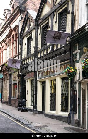 YE Hole in YE Wall, Liverpools ältestes öffentliches Haus, das auf den Beginn der maritimen Blütezeit von Liverpool im Jahr 1726 zurückgeht. Stockfoto