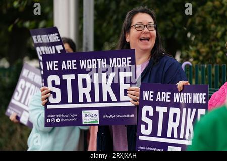 Schularbeiter, die Mitglieder von Unison, Unite und GMB Scotland sind, sind an der Portobello High School in Edinburgh. Wichtige Schulmitarbeiter, darunter Reiniger, Hausmeister und Hilfskräfte, wurden in einen Lohnstreit gesperrt, und ein neues Angebot kostete schätzungsweise 580 Millionen Pfund. Bilddatum: Dienstag, 26. September 2023. Stockfoto