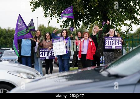 Schularbeiter, die Mitglieder von Unison, Unite und GMB Scotland sind, sind an der Portobello High School in Edinburgh. Wichtige Schulmitarbeiter, darunter Reiniger, Hausmeister und Hilfskräfte, wurden in einen Lohnstreit gesperrt, und ein neues Angebot kostete schätzungsweise 580 Millionen Pfund. Bilddatum: Dienstag, 26. September 2023. Stockfoto
