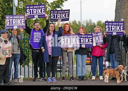Schularbeiter, die Mitglieder von Unison, Unite und GMB Scotland sind, sind an der Portobello High School in Edinburgh. Wichtige Schulmitarbeiter, darunter Reiniger, Hausmeister und Hilfskräfte, wurden in einen Lohnstreit gesperrt, und ein neues Angebot kostete schätzungsweise 580 Millionen Pfund. Bilddatum: Dienstag, 26. September 2023. Stockfoto