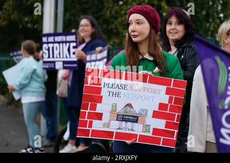 Schularbeiter, die Mitglieder von Unison, Unite und GMB Scotland sind, sind an der Portobello High School in Edinburgh. Wichtige Schulmitarbeiter, darunter Reiniger, Hausmeister und Hilfskräfte, wurden in einen Lohnstreit gesperrt, und ein neues Angebot kostete schätzungsweise 580 Millionen Pfund. Bilddatum: Dienstag, 26. September 2023. Stockfoto