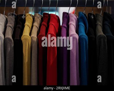 Viele Farben Herbstjersey zum Verkauf bunte gestrickte bunte Kleidung - Pullover, Kleider Cardigans Stockfoto