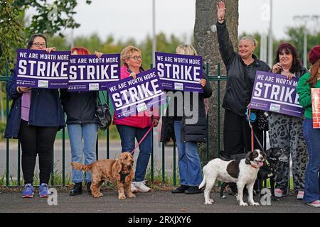 Schularbeiter, die Mitglieder von Unison, Unite und GMB Scotland sind, sind an der Portobello High School in Edinburgh. Wichtige Schulmitarbeiter, darunter Reiniger, Hausmeister und Hilfskräfte, wurden in einen Lohnstreit gesperrt, und ein neues Angebot kostete schätzungsweise 580 Millionen Pfund. Bilddatum: Dienstag, 26. September 2023. Stockfoto