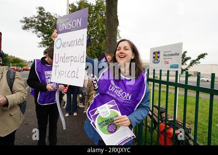 Schularbeiter, die Mitglieder von Unison, Unite und GMB Scotland sind, sind an der Portobello High School in Edinburgh. Wichtige Schulmitarbeiter, darunter Reiniger, Hausmeister und Hilfskräfte, wurden in einen Lohnstreit gesperrt, und ein neues Angebot kostete schätzungsweise 580 Millionen Pfund. Bilddatum: Dienstag, 26. September 2023. Stockfoto