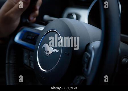 Los Angeles, Kalifornien - April 2017: Blick auf ein Lenkrad mit Ford Mustang Logo im Inneren eines amerikanischen Muscle Car. Ford Mustang Running Horse Logo. Innenraum des modernen Modells von Ford Mustang. Stockfoto