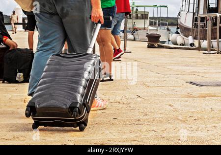 Bringen Sie Gepäck vom Flugzeug zum Schiff zum Pier. Reisen und Freizeit Stockfoto