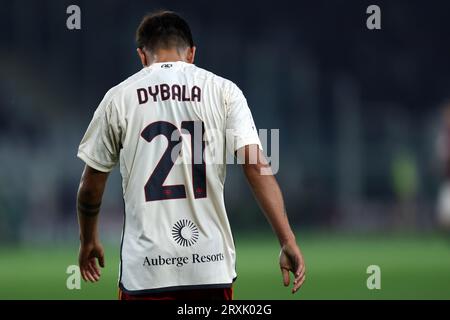 Paulo Dybala von AS Roma schaut während des Fußballspiels der Serie A zwischen Torino FC und AS Roma. Das Spiel endet in einem 1:1-Gleichstand. Stockfoto