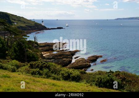 Kornische Küste mit blauem Himmel und St Anthonys Lighthouse. St Mawes, Truro, Großbritannien. Stockfoto