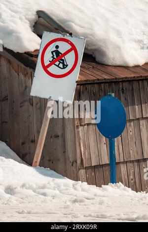 Rodeln ist im Winter im Skigebiet verboten Stockfoto