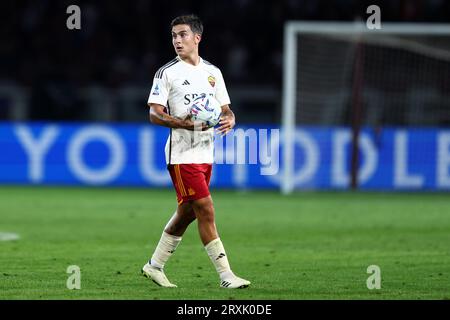 Paulo Dybala von AS Roma schaut während des Fußballspiels der Serie A zwischen Torino FC und AS Roma. Das Spiel endet in einem 1:1-Gleichstand. Stockfoto