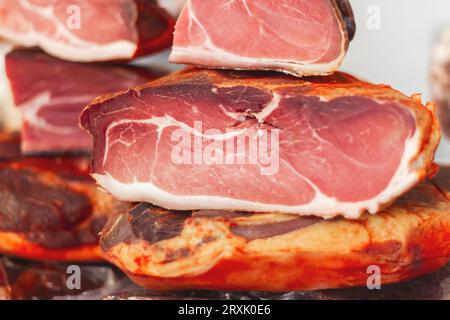 jamon liegt auf dem Counter in Stücke geschnitten Stockfoto