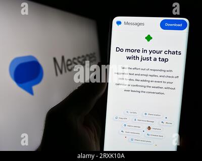 Person, die ein Mobiltelefon mit der Website der Instant Messaging-App hält Google Messages auf dem Bildschirm vor dem Logo. Konzentrieren Sie sich auf die Mitte der Telefonanzeige. Stockfoto