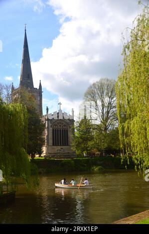 Personen im Ruderboot auf dem Fluss Avon bei der Holy Trinity Parish Church of England, Stratford-upon-Avon, Warwickshire, West Midlands, England, UK. Stockfoto