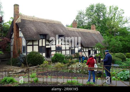 Ehepaar in den Gärten vor Anne Hathaways reetgedecktem Cottage in Shottery, Stratford-upon-Avon, Warwickshire, West Midlands, England, UK. Stockfoto