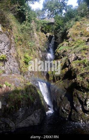 Stone Bridge über den Aira Force Waterfalls auf dem Ullswater Way Wanderweg im Lake District National Park, Cumbria, England, Vereinigtes Königreich Stockfoto