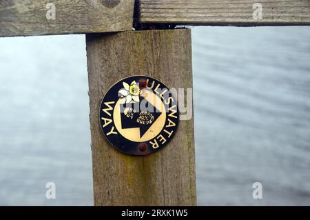 Waymarker on Wooden Post for Ullswater Way ein 32-Meilen-Spaziergang um den Lake bei Aira Force im Lake District National Park, Cumbria, England, Großbritannien. Stockfoto