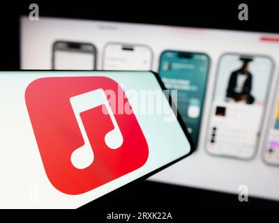 Mobiltelefon mit Logo der Streaming-Service-Plattform Apple Music auf dem Bildschirm vor der Unternehmenswebsite. Konzentrieren Sie sich auf die Mitte-links-Anzeige des Telefons. Stockfoto
