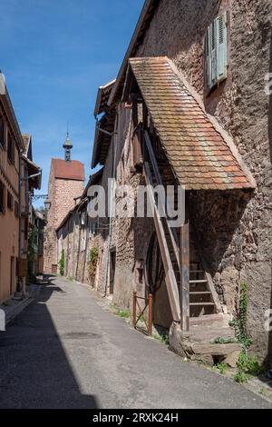 Die Weinstraße. Blick auf eine typische bunte Straße in der Innenstadt Stockfoto