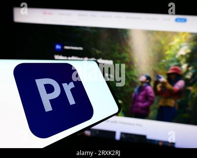 Mobiltelefon mit Logo der Videobearbeitungssoftware Adobe Premiere Pro auf dem Bildschirm vor der Business-Website. Konzentrieren Sie sich auf die Mitte der Telefonanzeige. Stockfoto