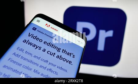 Smartphone mit Website der Videobearbeitungssoftware Adobe Premiere Pro auf dem Bildschirm vor dem Firmenlogo. Konzentrieren Sie sich auf die obere linke Ecke des Telefondisplays. Stockfoto