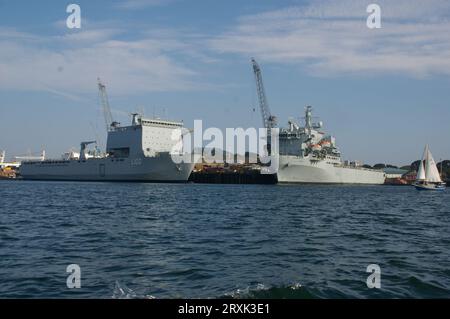 RFA Argus (A135) und HMAS Choules (L100) in Falmouth Docks. Falmouth, Großbritannien. Stockfoto