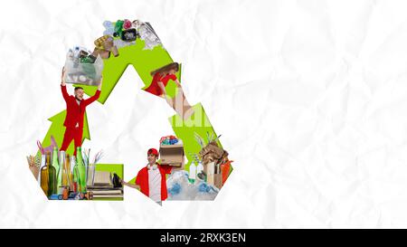 Recycling-Symbol. Jugendliche, die sich um Natur und Umwelt kümmern. Konzeptionelles Design. Das Konzept der Ökologie Stockfoto