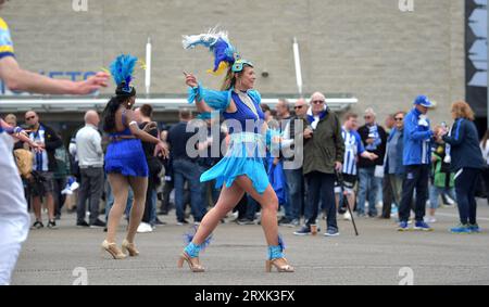 Samba-Tänzer unterhalten die Fans vor dem Spiel der Premier League zwischen Brighton und Hove Albion und dem AFC Bournemouth im American Express Stadium, Brighton, Großbritannien, am 24. September 2023 Stockfoto