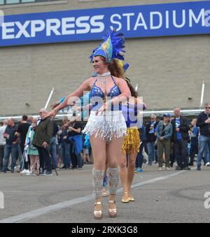 Samba-Tänzer unterhalten die Fans vor dem Spiel der Premier League zwischen Brighton und Hove Albion und dem AFC Bournemouth im American Express Stadium, Brighton, Großbritannien, am 24. September 2023 Stockfoto