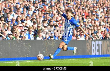 Joel Veltman aus Brighton während des Premier League Spiels zwischen Brighton und Hove Albion und AFC Bournemouth im American Express Stadium, Brighton, Großbritannien - 24. September 2023 Foto Simon Dack / Tele-Bilder. Nur zur redaktionellen Verwendung. Kein Merchandising. Für Football Images gelten die FA- und Premier League-Einschränkungen, einschließlich keine Nutzung des Internets/Mobilgeräts ohne FAPL-Lizenz. Für weitere Informationen wenden Sie sich bitte an Football Dataco Stockfoto