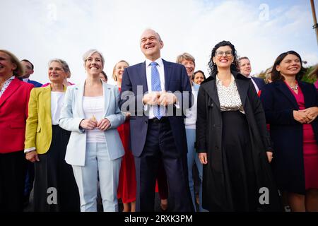 Der Führer der Liberaldemokraten Ed Davey (Mitte) kommt mit Parteimitgliedern zur Liberaldemokraten-Konferenz im Bournemouth Conference Centre. Bilddatum: Dienstag, 26. September 2023. Stockfoto