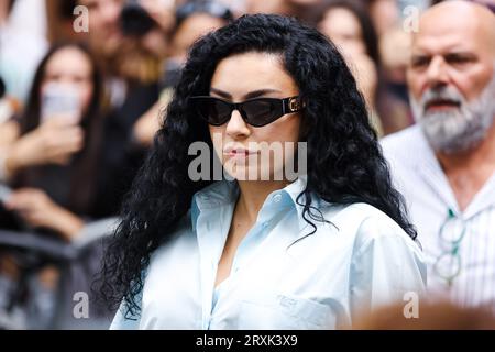 Mailand, Italien. September 2023. Charli XCX besucht die Fendi Fashion Show während der Milan Fashion Week Womenswear Frühjahr/Sommer 2024 am 20. September 2023 in Mailand, Italien (Foto: Alessandro Bremec/NurPhoto) Credit: NurPhoto SRL/Alamy Live News Stockfoto