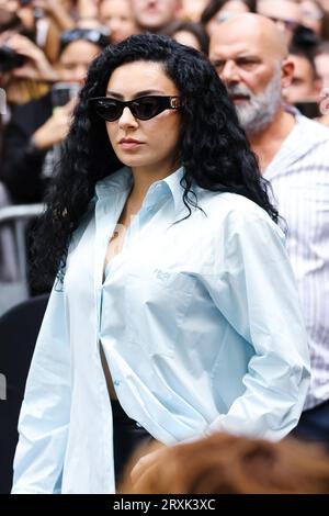 Mailand, Italien. September 2023. Charli XCX besucht die Fendi Fashion Show während der Milan Fashion Week Womenswear Frühjahr/Sommer 2024 am 20. September 2023 in Mailand, Italien (Foto: Alessandro Bremec/NurPhoto) Credit: NurPhoto SRL/Alamy Live News Stockfoto