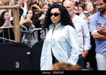 Mailand, Italien. September 2023. Charli XCX besucht die Fendi Fashion Show während der Milan Fashion Week Womenswear Frühjahr/Sommer 2024 am 20. September 2023 in Mailand, Italien (Foto: Alessandro Bremec/NurPhoto) Credit: NurPhoto SRL/Alamy Live News Stockfoto