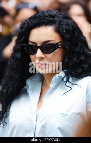 Mailand, Italien. September 2023. Charli XCX besucht die Fendi Fashion Show während der Milan Fashion Week Womenswear Frühjahr/Sommer 2024 am 20. September 2023 in Mailand, Italien (Foto: Alessandro Bremec/NurPhoto) Credit: NurPhoto SRL/Alamy Live News Stockfoto