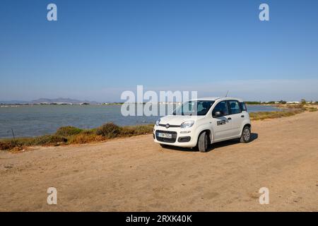 Kos, Griechenland - 8. Mai 2023: Fiat Panda parkt am Ufer des Tigaki-Salzsees (Alykes) auf der Insel Kos. Griechenland Stockfoto