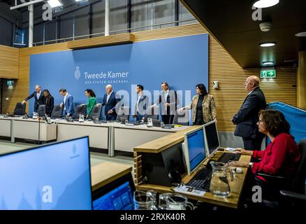 DEN HAAG - der parlamentarische Untersuchungsausschuss, der die Betrugspolitik der Regierung untersucht, unter der Leitung des Vorsitzenden Salima Belhaj (4. L) vor dem Verhör von Mohamed El Bali, Direktor/Eigentümer, Kinderbetreuungsagentur Amira Children (2007 anwesend). Die Untersuchung wurde als Reaktion auf den Kindergeldskandal eingeleitet. ANP REMKO DE WAAL niederlande raus - belgien raus Stockfoto