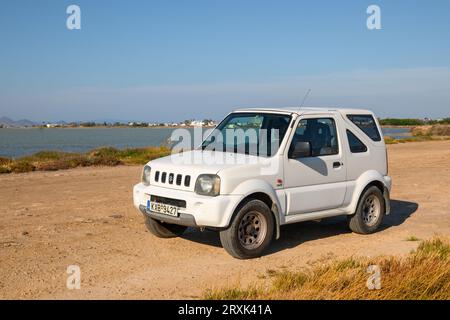 Kos, Griechenland - 8. Mai 2023: Suzuki Jimny parkte am Ufer des Tigaki-Salzsees (Alykes) auf der Insel Kos. Griechenland Stockfoto