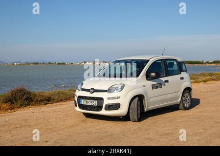 Kos, Griechenland - 8. Mai 2023: Fiat Panda parkt am Ufer des Tigaki-Salzsees (Alykes) auf der Insel Kos. Griechenland Stockfoto