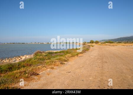 Schotterstraße entlang Tigaki Salzsee (Alykes) auf der Insel Kos. Griechenland Stockfoto