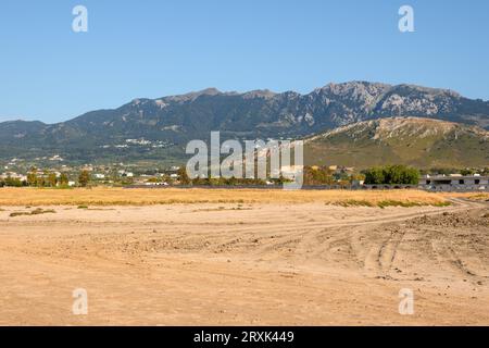 Blick auf die Berge vom Tigaki Salzsee auf der Insel Kos. Griechenland Stockfoto