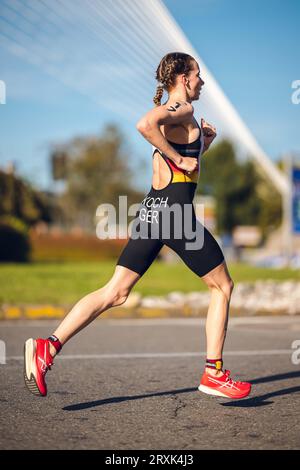 Annika Koch nahm an der Triathlon-Weltmeisterschaft 2023 in Pontevedra Teil. Stockfoto