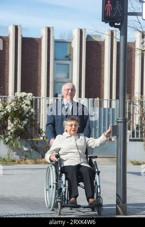 Älteres Ehepaar, das auf eine Frau im Rollstuhl wartet Stockfoto