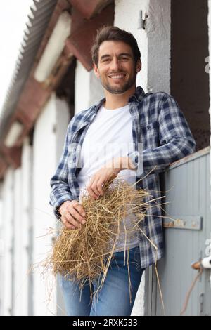 Porträt eines Mannes, der vor dem Stall posiert Stockfoto