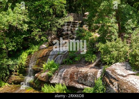 Uman, Ukraine - 24. Juni 2023: Wasserfall mit klarem Wasser und grünen Bäumen Stockfoto