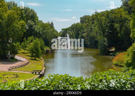 Uman, Ukraine - 24. Juni 2023: Sofiyivka National Dendrological Park im Sommer. Blick auf den Brunnen und Bogen Stockfoto