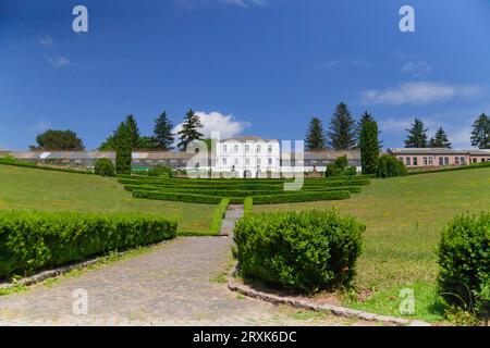 Uman, Ukraine - 24. Juni 2023: National Dendrological Park 'Sofievka' im Sommer. Blick auf das Amphitheater und die Gewächshäuser Stockfoto