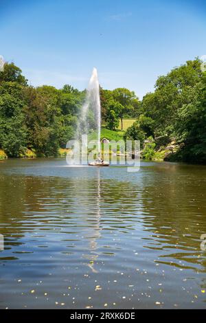 Uman, Ukraine - 24. Juni 2023: Springbrunnen 'Schlange' im Sofievka Arboretum im Sommer, Uman. Vertikale Fotografie Stockfoto