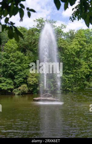 Uman, Ukraine - 24. Juni 2023: Springbrunnen 'Schlange' im Sofievka Arboretum im Sommer, Uman. Vertikale Fotografie Stockfoto