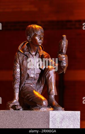 Eine Skulptur Billy Casper aus dem Film „Kes“, die in Barnsley zu Ehren des Drehbuchautors Barry Hines installiert wurde Stockfoto